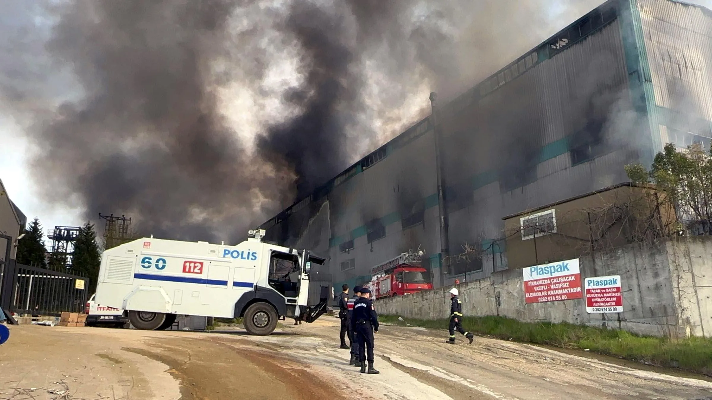 Tekirdağ’da fabrika yangını: 10 işçi dumandan etkilendi (3) Tekirdağ’da fabrika yangını: 10 işçi dumandan etkilendi (3)
