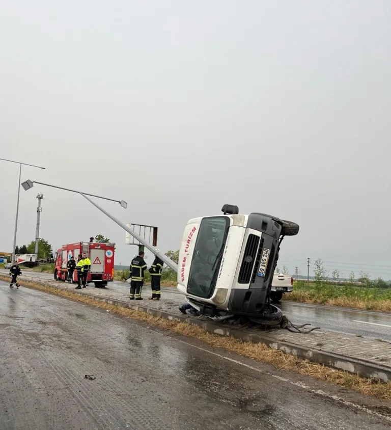 Lastiği Patlayan İşçi Servisi Devrildi: 7 Yaralı