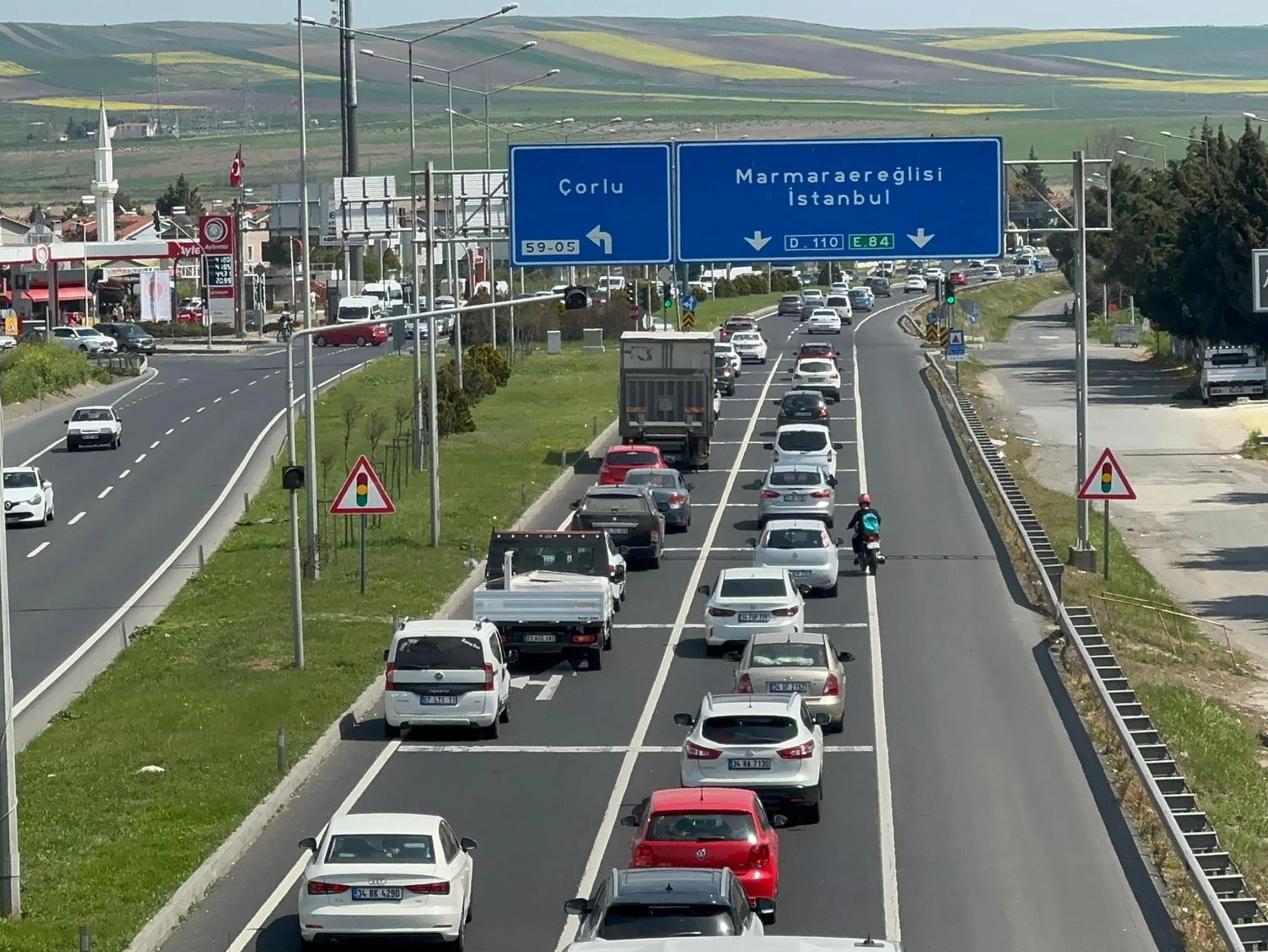 Tekirdağ’dan İstanbul yönüne trafik yoğunluğu Tekirdağ’dan İstanbul yönüne trafik yoğunluğu