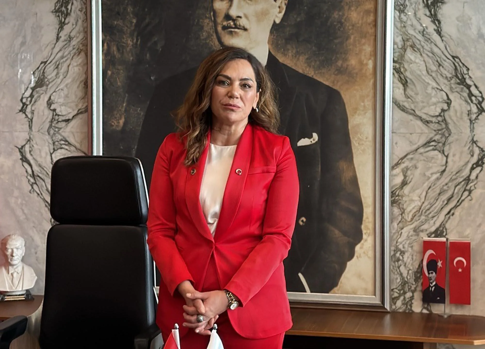 Tekirdağ’ın ilk kadın belediye başkanı Yüceer, mazbatasını aldı Tekirdağ’ın ilk kadın belediye başkanı Yüceer, mazbatasını aldı