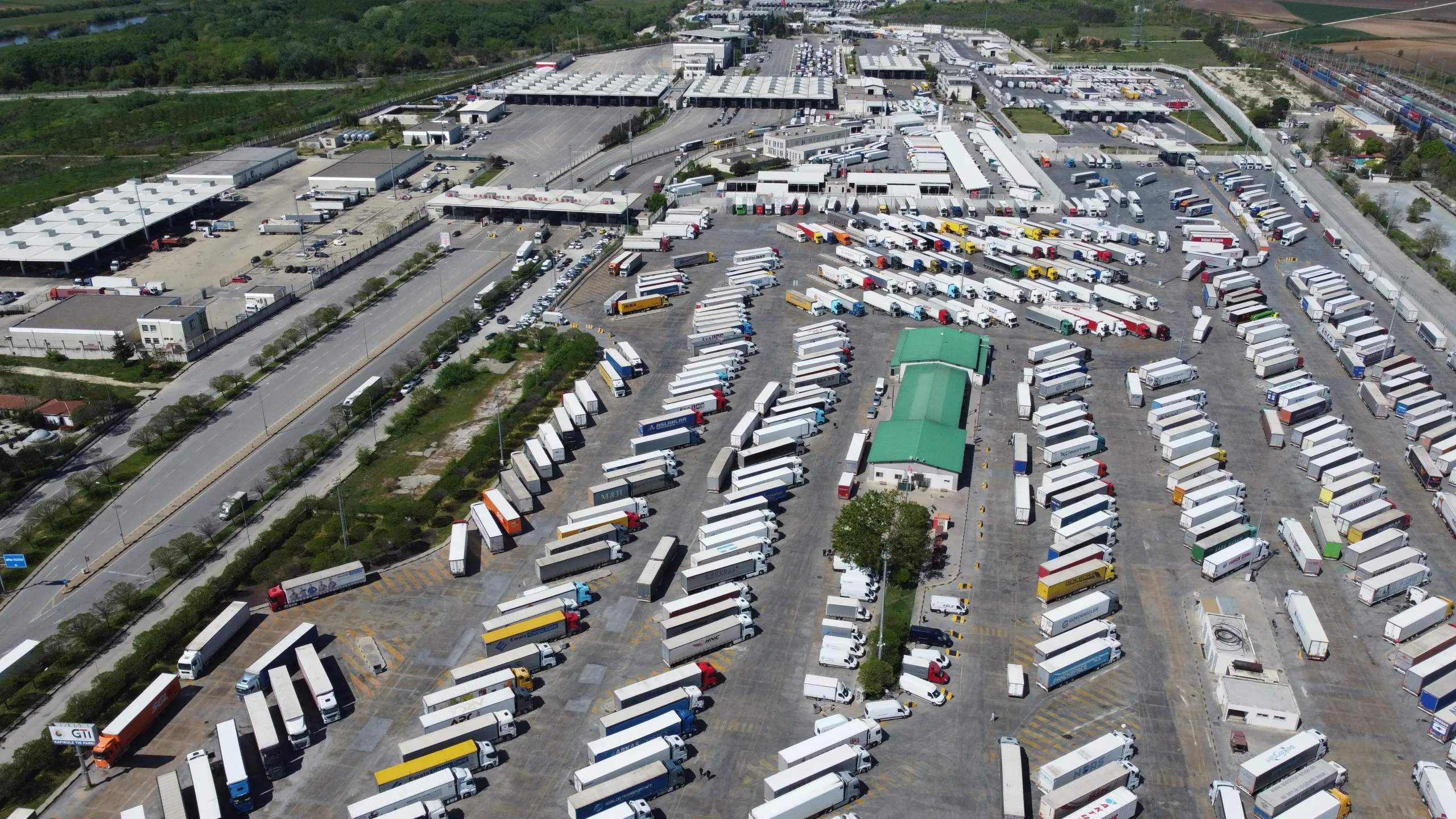 TIR şoförleri, bayrama ailelerinden uzakta girdi TIR şoförleri, bayrama ailelerinden uzakta girdi