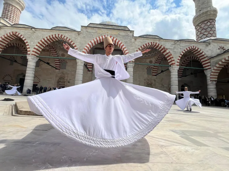 Turizm Haftası’nda lise öğrencilerinden cami avlusunda sema gösterisi