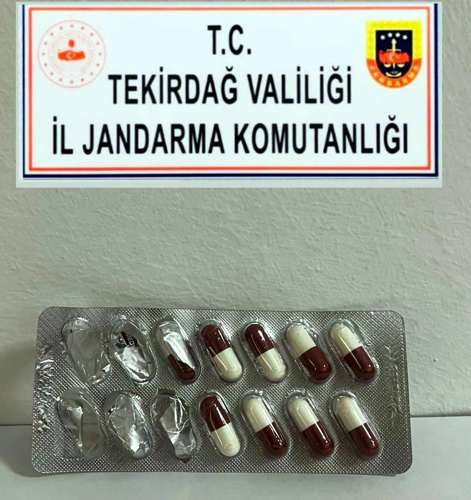 Uyuşturucu bulanan otomobildeki 4 şüpheli gözaltında Uyuşturucu bulanan otomobildeki 4 şüpheli gözaltında