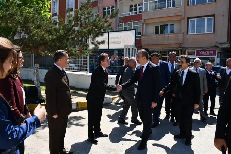 Vali Soytürk Hayırsever Tarafından Yaptırılacak Olan Okulun Arsasında İncelemelerde Bulundu