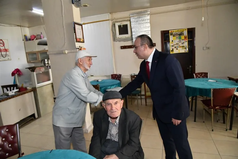 Vali Soytürk Kahvehanede Vatandaşlarla Bayramlaştı
