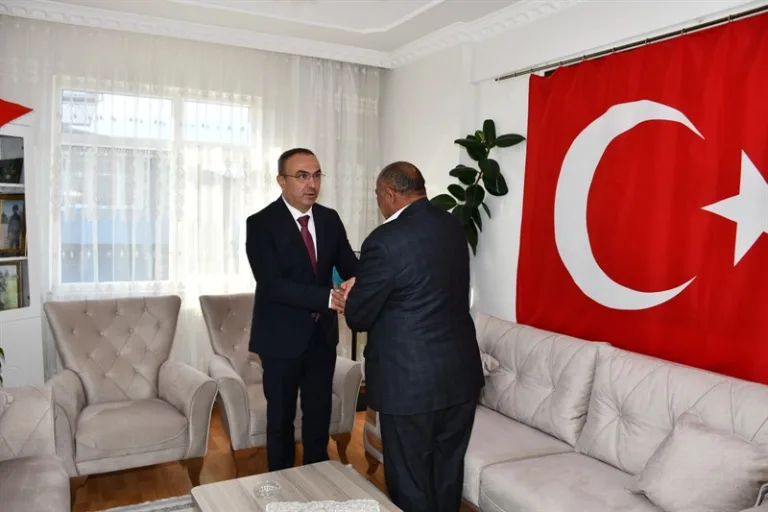 Vali Soytürk Şehidimiz Piyade Uzman Onbaşı Nihat Kara’nın Ailesini Ziyaret Etti
