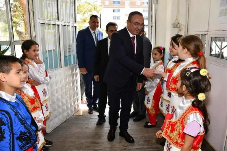 Vali Soytürk Tarihi Cumhuriyet İlkokulunda Öğrencilerle Ders İşledi
