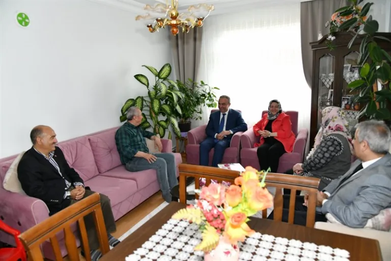 Vali Soytürk ve Eşi Nurdan Soytürk Şehit Ailesini Ziyaret Etti