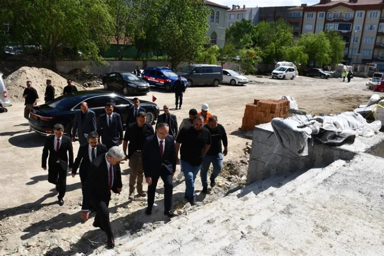 Vali Soytürk Yapımı Devam Eden Okulda İncelemelerde Bulundu