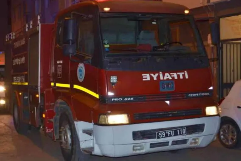 Çıkan Yangın Korkuttu, Vatandaşları İtfaiye Ekipleri Kurtardır