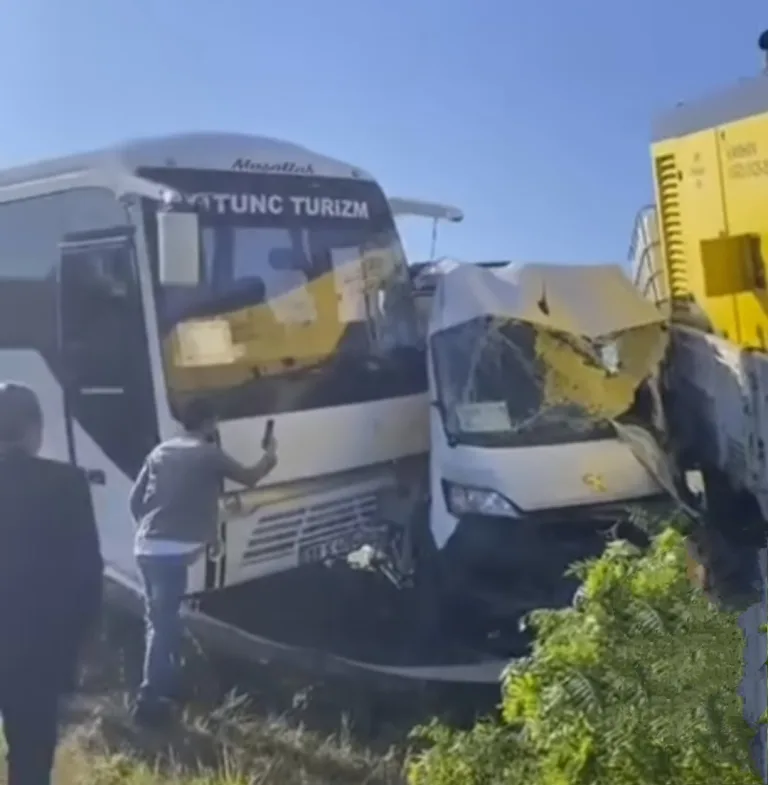 İşçi Servislerine Kamyonet Çarptı: 18 Yaralı!