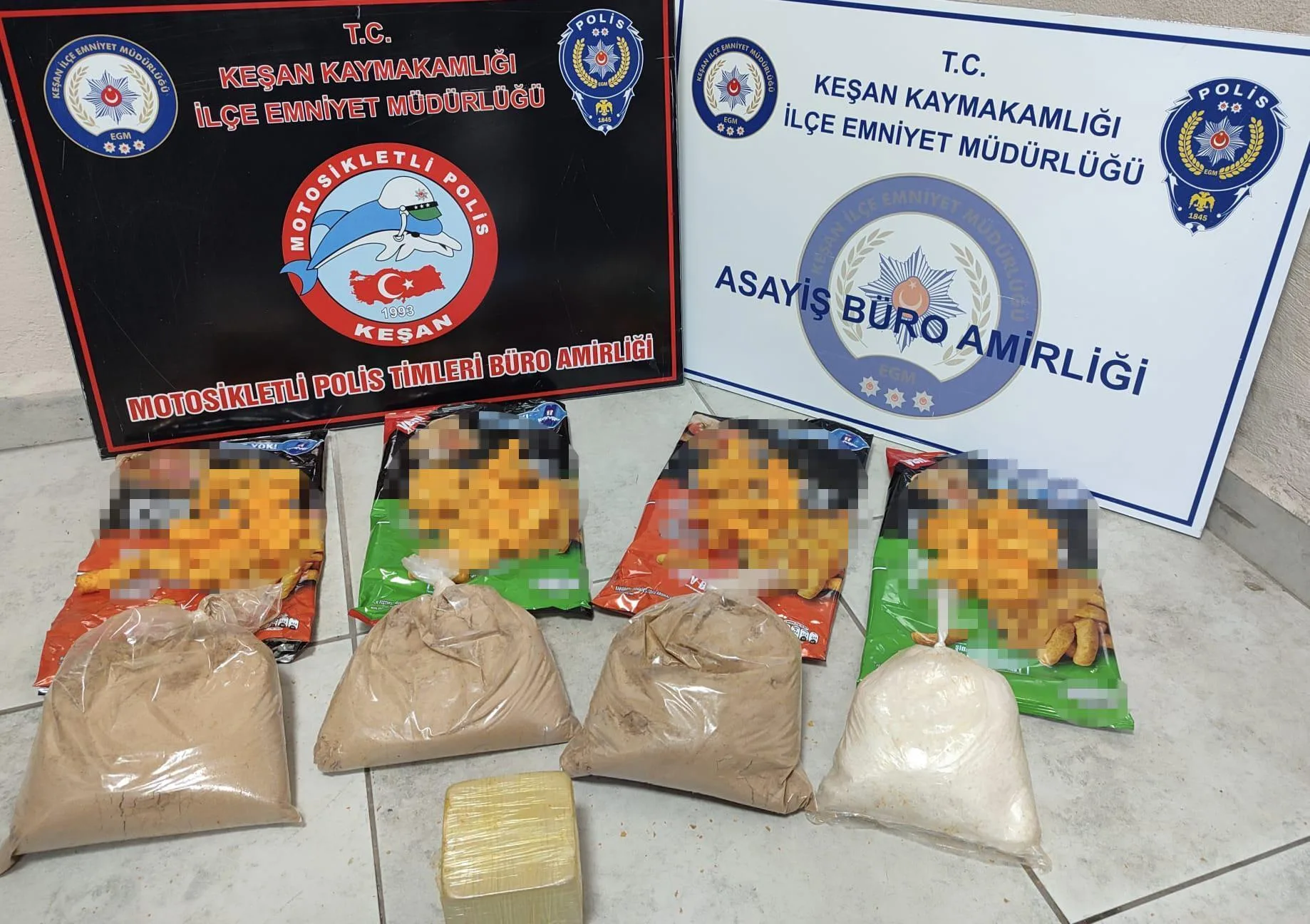Cips paketlerine gizlenmiş uyuşturucu ele geçirildi: 3 gözaltı Cips paketlerine gizlenmiş uyuşturucu ele geçirildi: 3 gözaltı