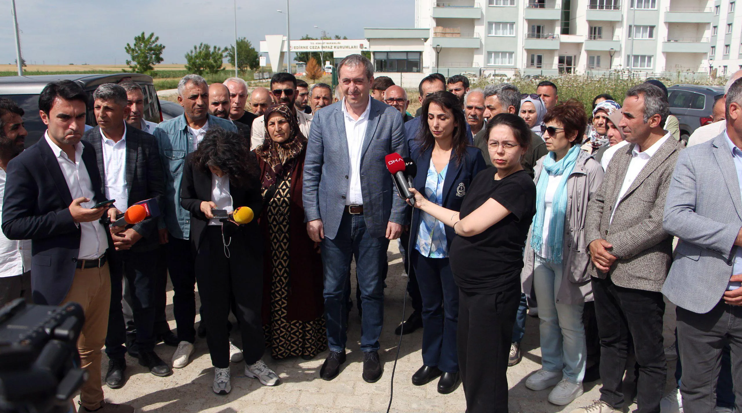 DEM Parti’li Hatimoğulları ve Bakırhan, Demirtaş’ı ziyaret etti DEM Parti’li Hatimoğulları ve Bakırhan, Demirtaş’ı ziyaret etti