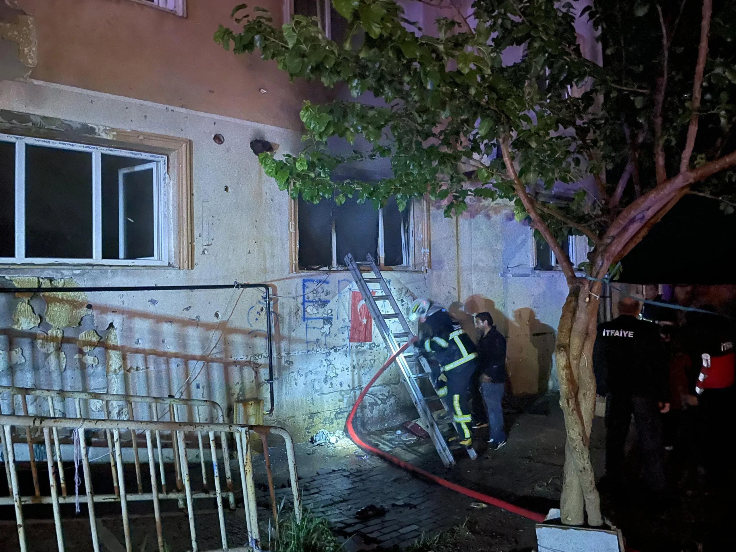 Dini nikahlı eşiyle tartışıp evi ateşe veren kişi, alevlerin arasında kalıp ağır yaralandı Dini nikahlı eşiyle tartışıp evi ateşe veren kişi, alevlerin arasında kalıp ağır yaralandı