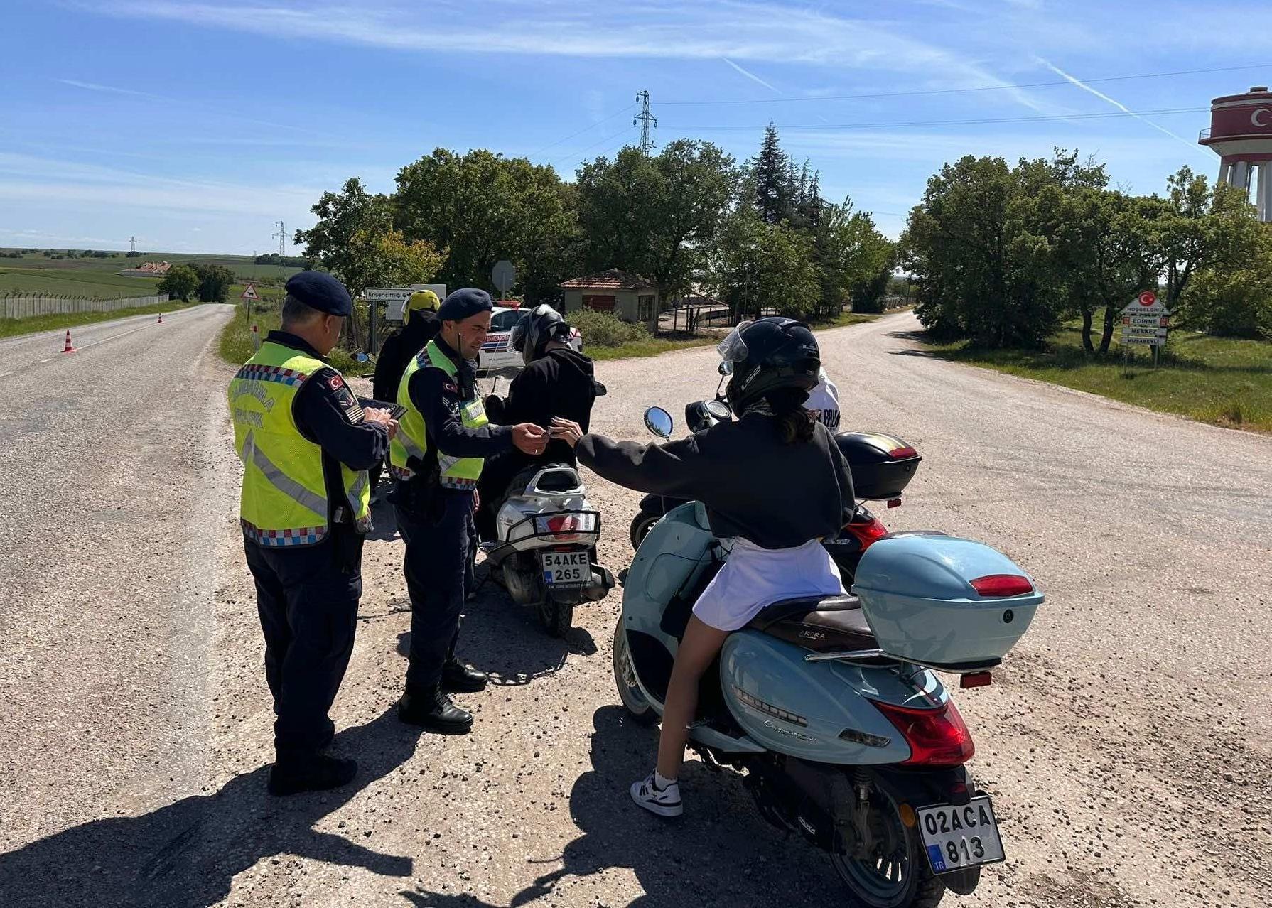 Edirne’de 1 ayda 985 motosiklet ve sürücüsü denetlendi Edirne’de 1 ayda 985 motosiklet ve sürücüsü denetlendi