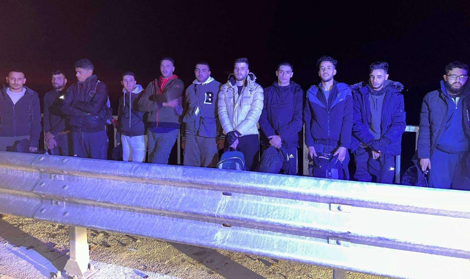 Edirne’de 21 kaçak göçmen ile 2 organizatör yakalandı Edirne’de 21 kaçak göçmen ile 2 organizatör yakalandı