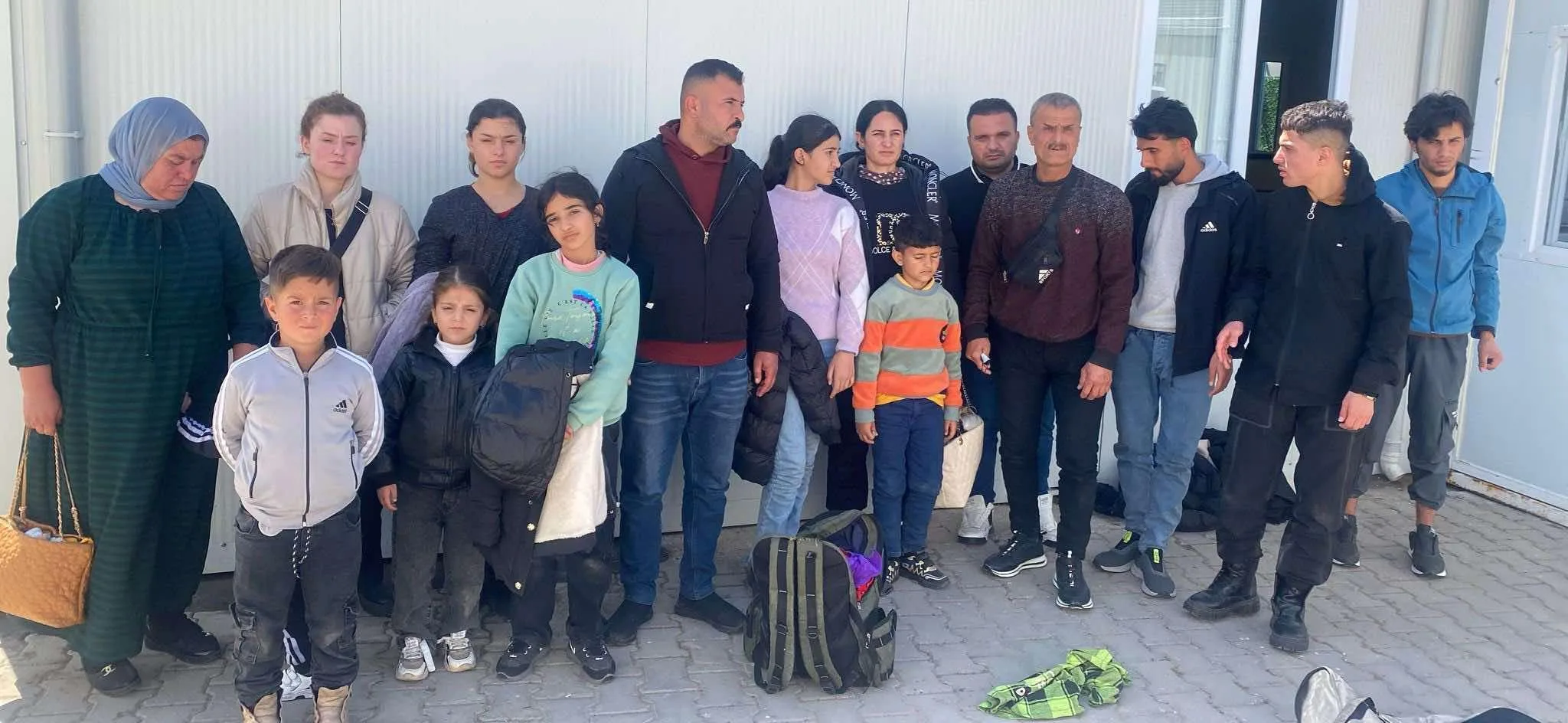 Edirne’de 27 kaçak göçmen ve 1 organizatör yakalandı Edirne’de 27 kaçak göçmen ve 1 organizatör yakalandı