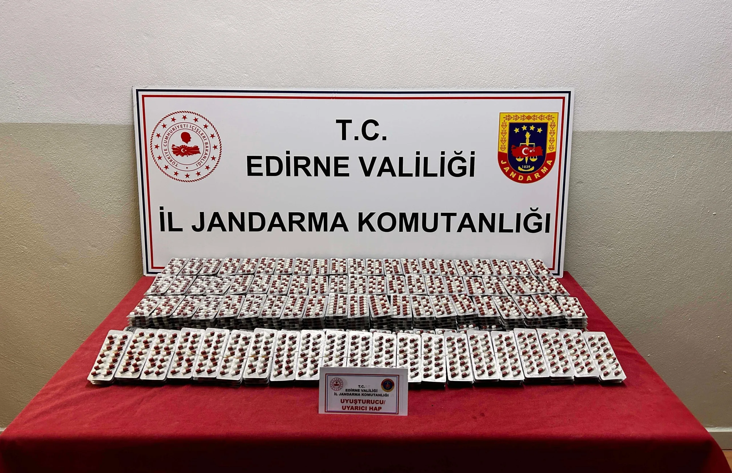 Edirne’de 9 bin 435 sentetik uyuşturucu hap ele geçirildi Edirne’de 9 bin 435 sentetik uyuşturucu hap ele geçirildi