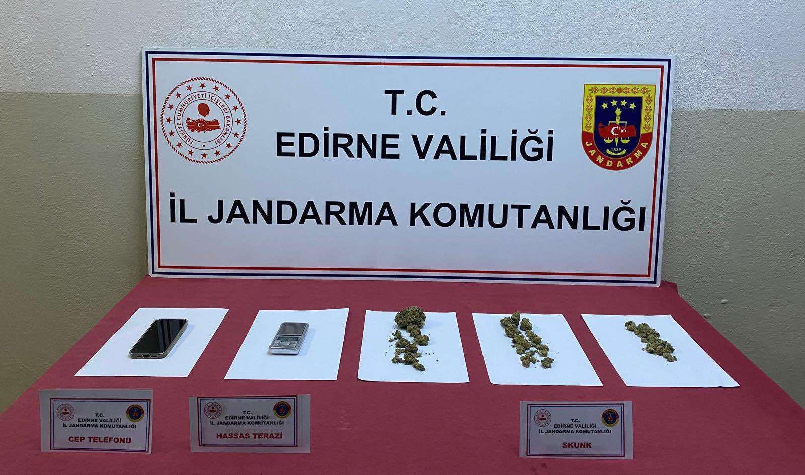Edirne’de araçta uyuşturucu ele geçirildi Edirne’de araçta uyuşturucu ele geçirildi