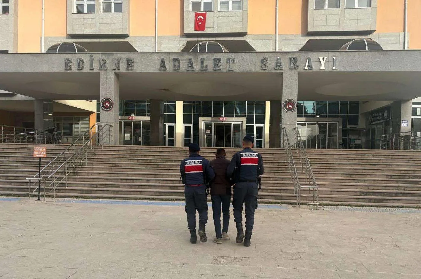 Edirne’de aranması olan 2 şüpheli, sınırda yakalandı Edirne’de aranması olan 2 şüpheli, sınırda yakalandı