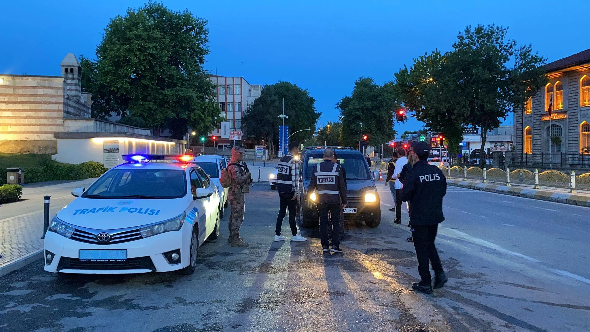 Edirne’de ‘asayiş’ uygulamasında 7 kaçak göçmen yakalandı Edirne’de ‘asayiş’ uygulamasında 7 kaçak göçmen yakalandı