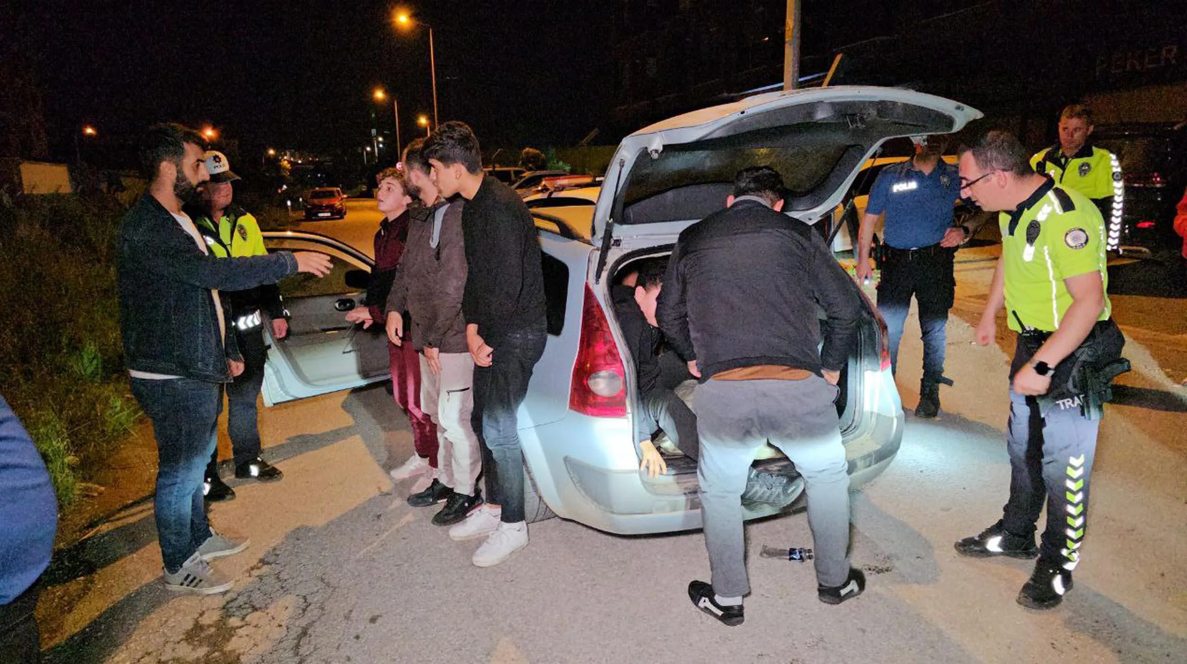 Edirne’de ‘dur’ ihtarına uymayan otomobilde balık istifi 14 kaçak göçmen yakalandı, 3 kişi kaçtı Edirne’de ‘dur’ ihtarına uymayan otomobilde balık istifi 14 kaçak göçmen yakalandı, 3 kişi kaçtı