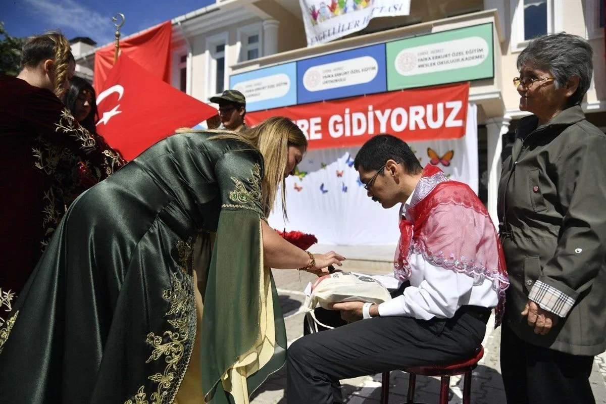 Edirne’de engelli öğrencilere temsili ‘asker kınası’ eğlencesi Edirne’de engelli öğrencilere temsili ‘asker kınası’ eğlencesi