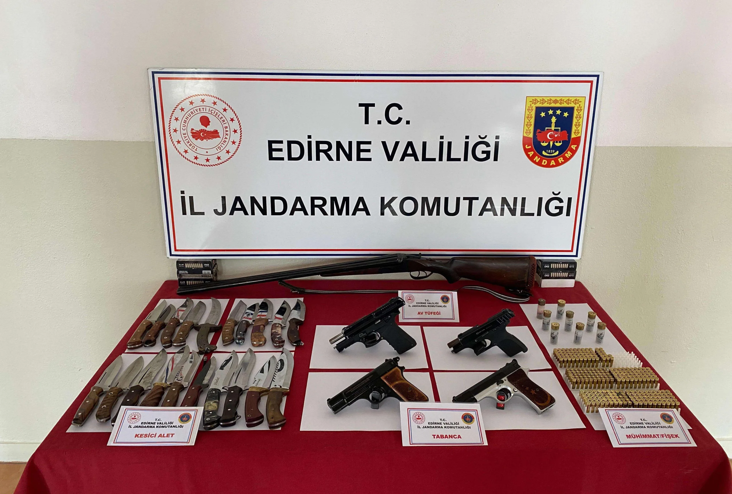 Edirne’de evde 4 tabanca ve mühimmat ele geçirildi Edirne’de evde 4 tabanca ve mühimmat ele geçirildi