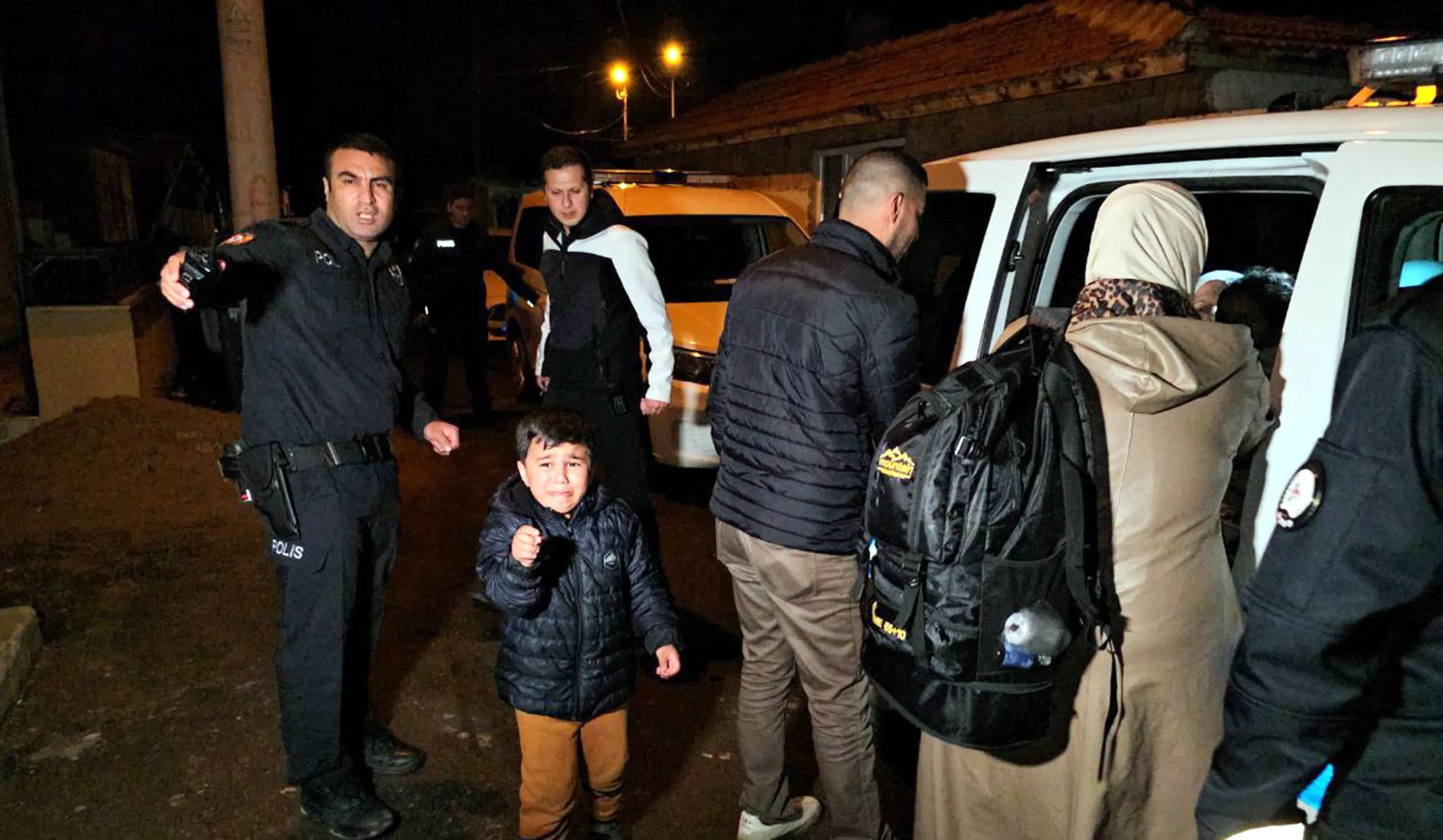 Edirne’de evde saklanan 16 kaçak göçmen yakalandı; ev sahibi kadın gözaltında Edirne’de evde saklanan 16 kaçak göçmen yakalandı; ev sahibi kadın gözaltında