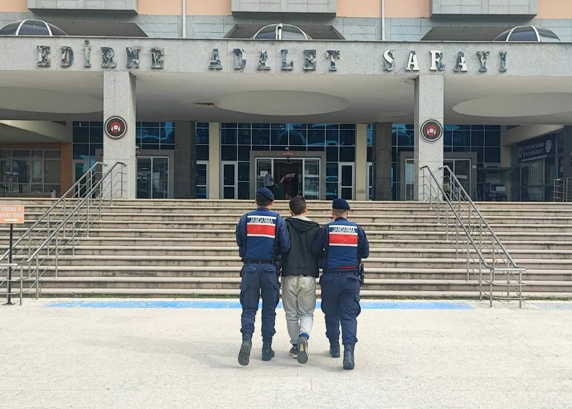 Edirne’de ‘göçmen kaçakçılığı’ndan aranan hükümlü yakalandı Edirne’de ‘göçmen kaçakçılığı’ndan aranan hükümlü yakalandı