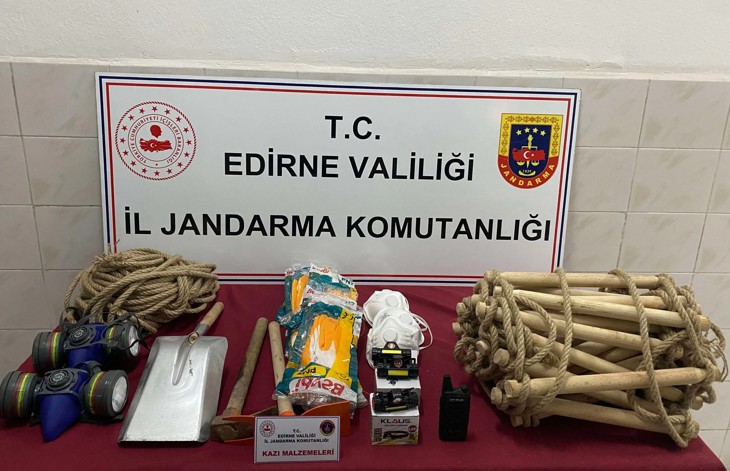 Edirne’de kaçak define kazısı yapan 6 kişi suçüstü yakalandı Edirne’de kaçak define kazısı yapan 6 kişi suçüstü yakalandı