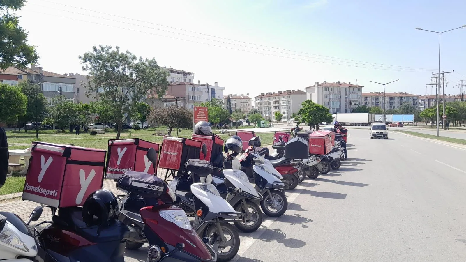 Edirne’de motokuryeler, Ata Emre’nin öldürülmesini kontak kapatarak protesto etti Edirne’de motokuryeler, Ata Emre’nin öldürülmesini kontak kapatarak protesto etti