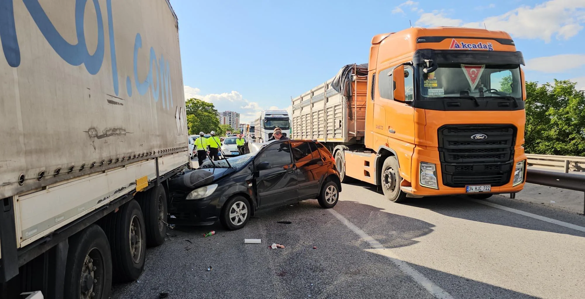 Edirne’de park halindeki TIR’a çarpan otomobilin sürücüsü yaralandı Edirne’de park halindeki TIR’a çarpan otomobilin sürücüsü yaralandı