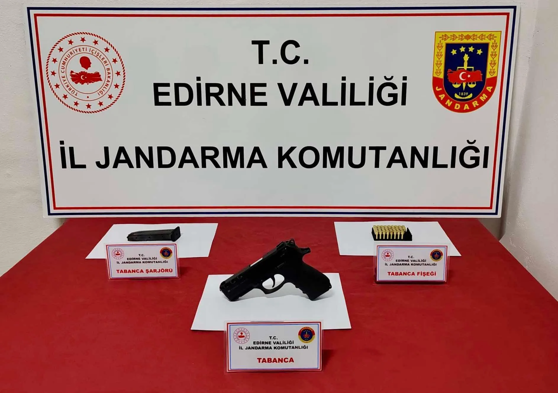 Edirne’de ruhsatsız tabanca ve mermi ele geçirildi Edirne’de ruhsatsız tabanca ve mermi ele geçirildi