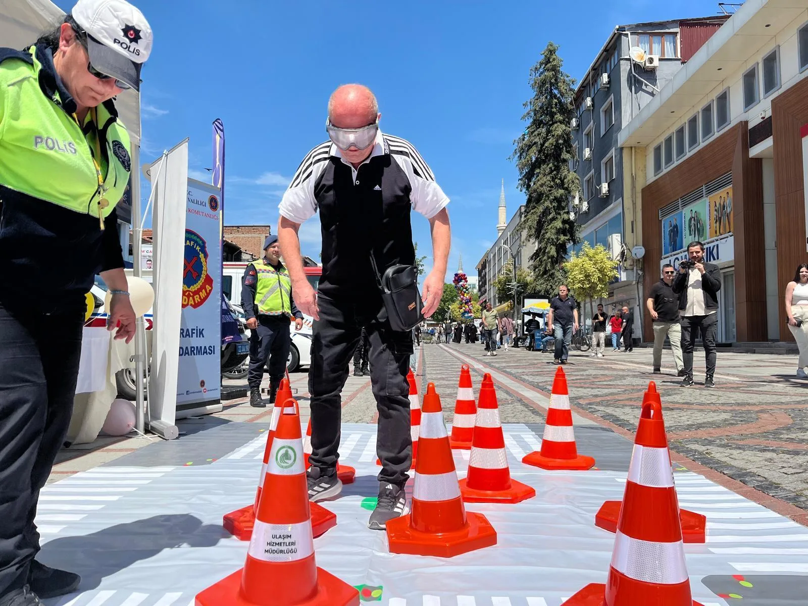 Edirne’de simülasyon gözlüğüyle alkollü araç kullanmanın tehlikesi anlatıldı Edirne’de simülasyon gözlüğüyle alkollü araç kullanmanın tehlikesi anlatıldı