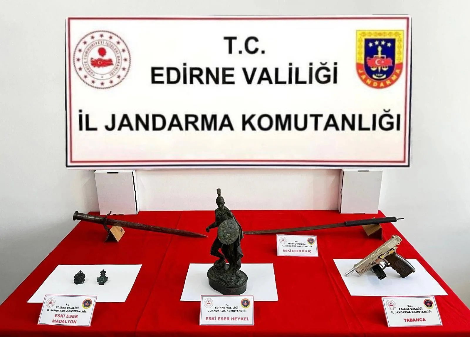 Edirne’de tarihi eser operasyonu; asker figürlü heykel, madalyon ve kılıçlar ele geçirildi Edirne’de tarihi eser operasyonu; asker figürlü heykel, madalyon ve kılıçlar ele geçirildi