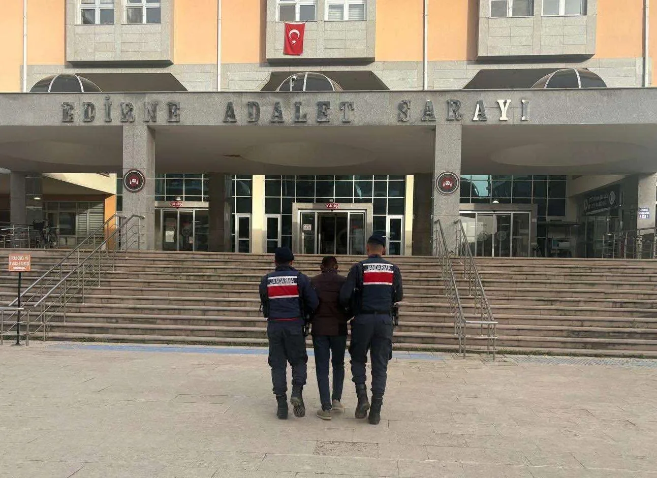 Edirne’de ‘Terör örgütü propagandası yapmak’ suçundan aranan şüpheli, sınırda yakalandı Edirne’de ‘Terör örgütü propagandası yapmak’ suçundan aranan şüpheli, sınırda yakalandı
