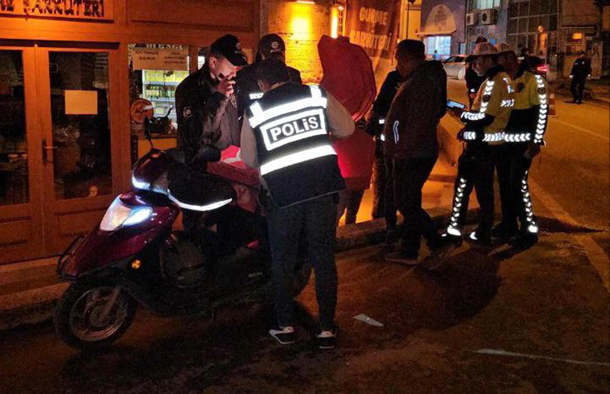 Edirne’de uyuşturucu ile yakalanan motokurye gözaltında Edirne’de uyuşturucu ile yakalanan motokurye gözaltında