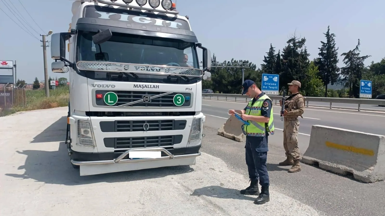 Edirne’de yaklaşık 5 ayda 3 bin 909 ağır vasıta kontrol edildi Edirne’de yaklaşık 5 ayda 3 bin 909 ağır vasıta kontrol edildi