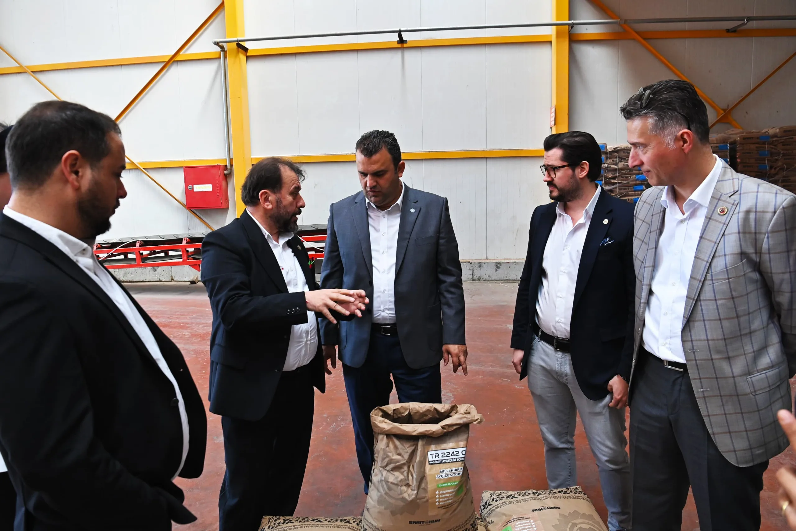 Hayırsever işadamlarından Süleymanpaşa Belediyesine yerli tohum desteği Hayırsever işadamlarından Süleymanpaşa Belediyesine yerli tohum desteği