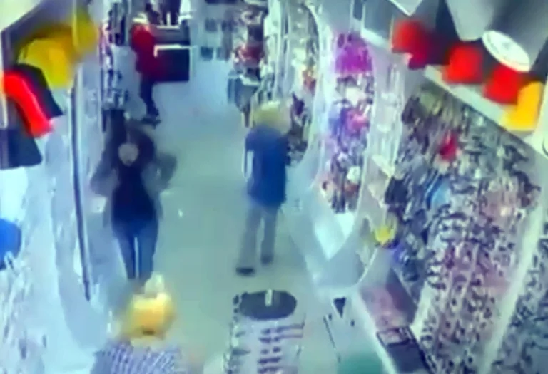 Husumetlisi Kadına Tabanca İle Ateş Açtığı Anlar Kamerada