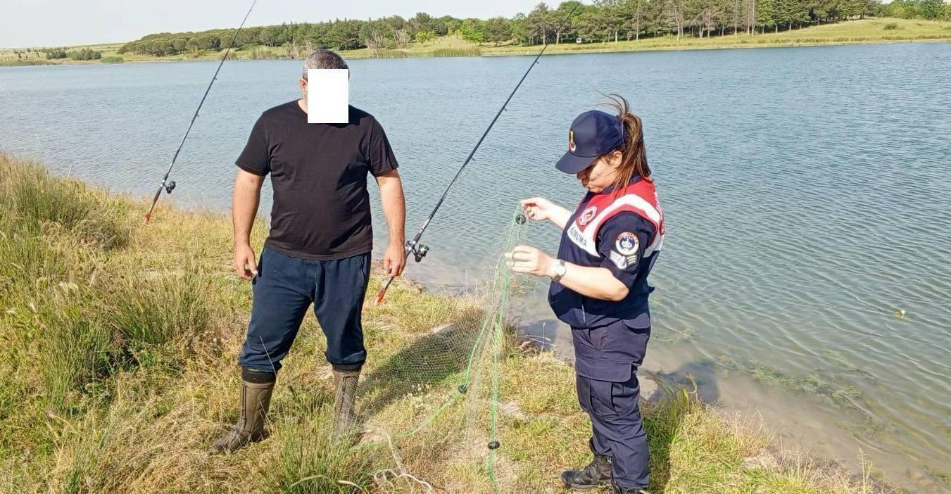 Jandarma, gölete kaçak atılan balık ağlarını topladı Jandarma, gölete kaçak atılan balık ağlarını topladı