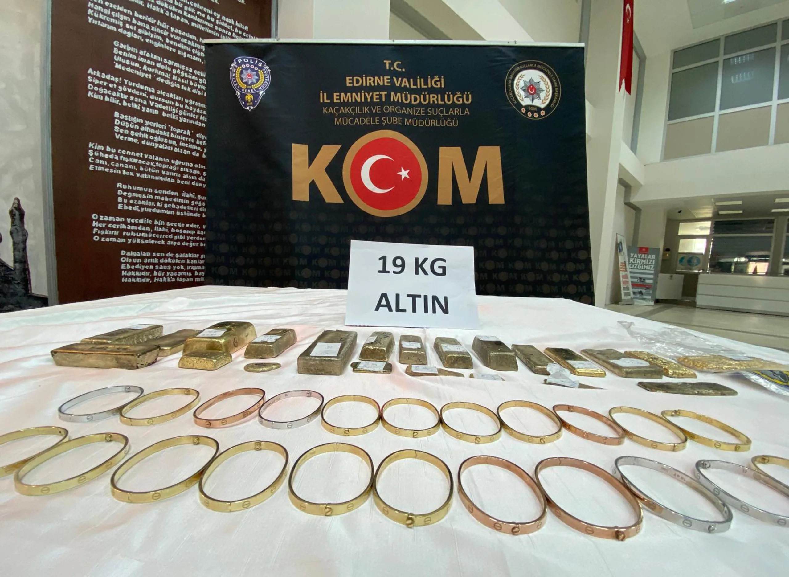 Kapıkule’de aranan TIR’da yaklaşık 19 kilo altın ele geçirildi Kapıkule’de aranan TIR’da yaklaşık 19 kilo altın ele geçirildi