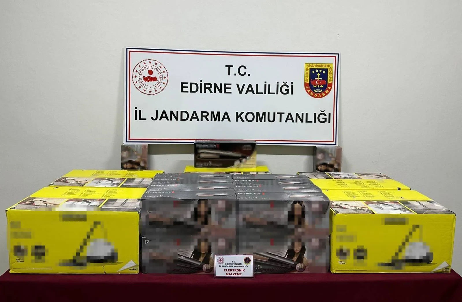 Kargo kolilerinden 250 bin liralık kaçak elektronik eşya çıktı Kargo kolilerinden 250 bin liralık kaçak elektronik eşya çıktı
