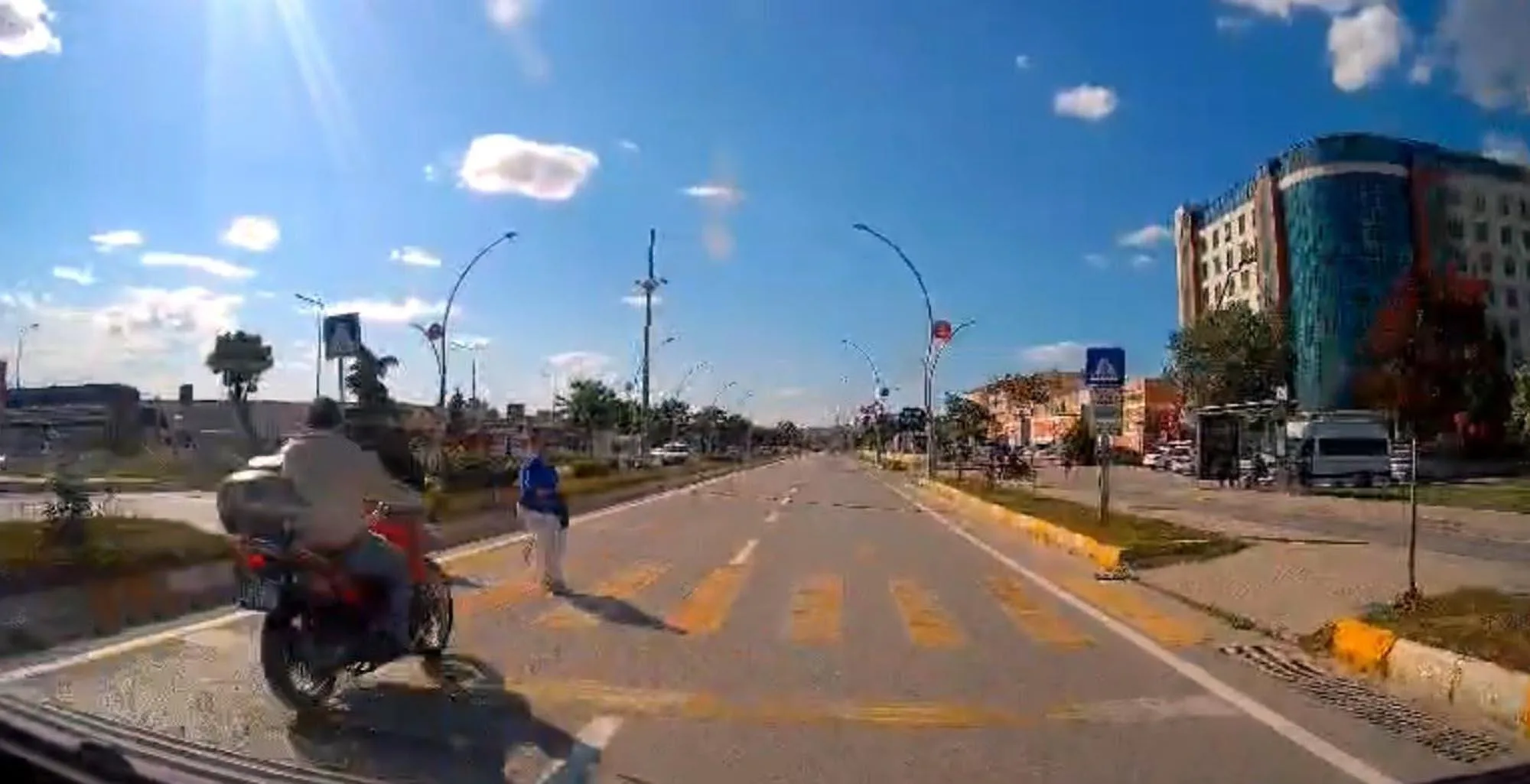 Motosikletin yaya geçidinde çarptığı kadın öldü, sürücü ağır yaralı; kaza kamerada Motosikletin yaya geçidinde çarptığı kadın öldü, sürücü ağır yaralı; kaza kamerada
