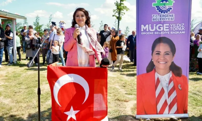 MÜGE YILDIZ TOPAK’A ANNELER GÜNÜNDE “SEVGİ SELİ” 🍓