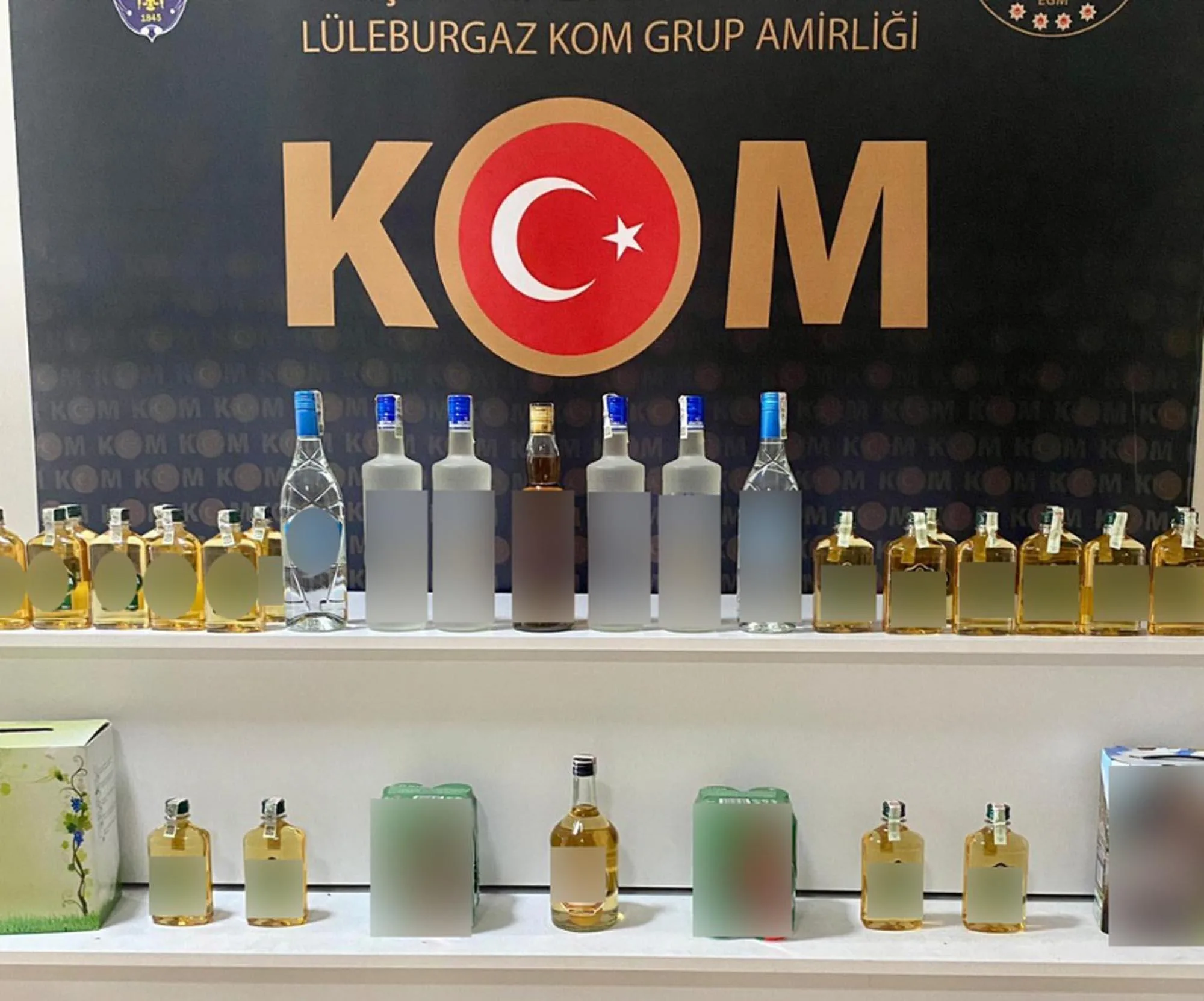 Şüphe üzerine aranan otomobilde kaçak içki ele geçirildi Şüphe üzerine aranan otomobilde kaçak içki ele geçirildi
