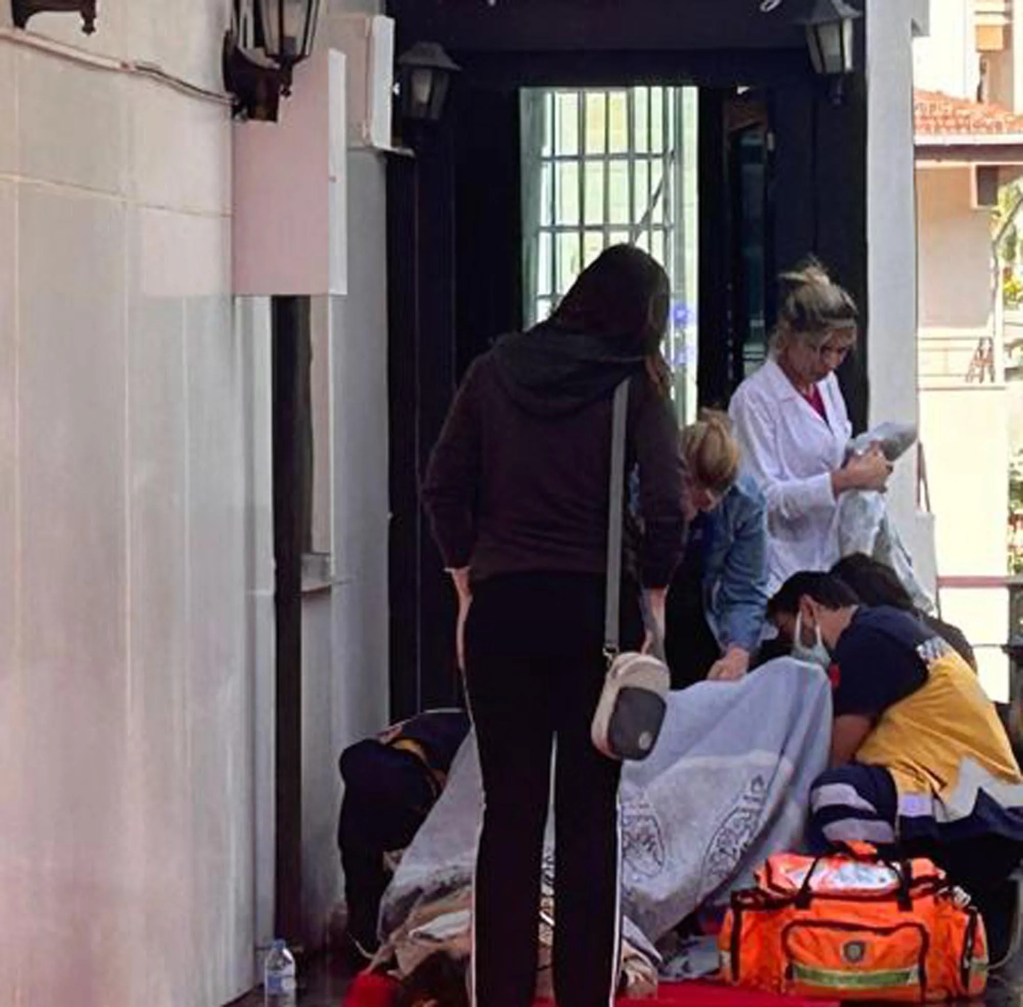 Suriye uyruklu kadın otel girişinde doğum yaptı Suriye uyruklu kadın otel girişinde doğum yaptı