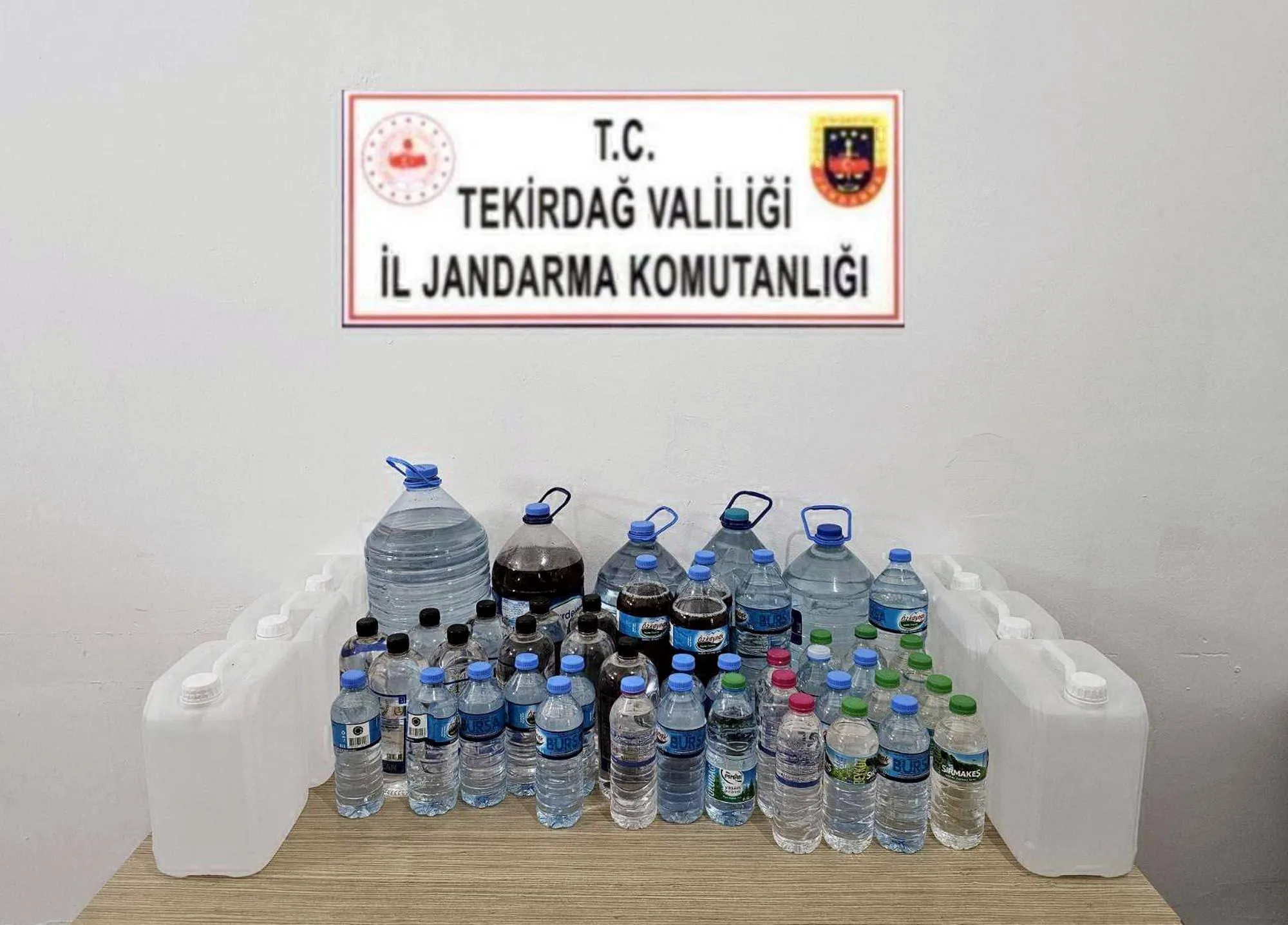 Bandrolsüz İçki ve Uyuşturucu Ele Geçirildi Bandrolsüz İçki ve Uyuşturucu Ele Geçirildi