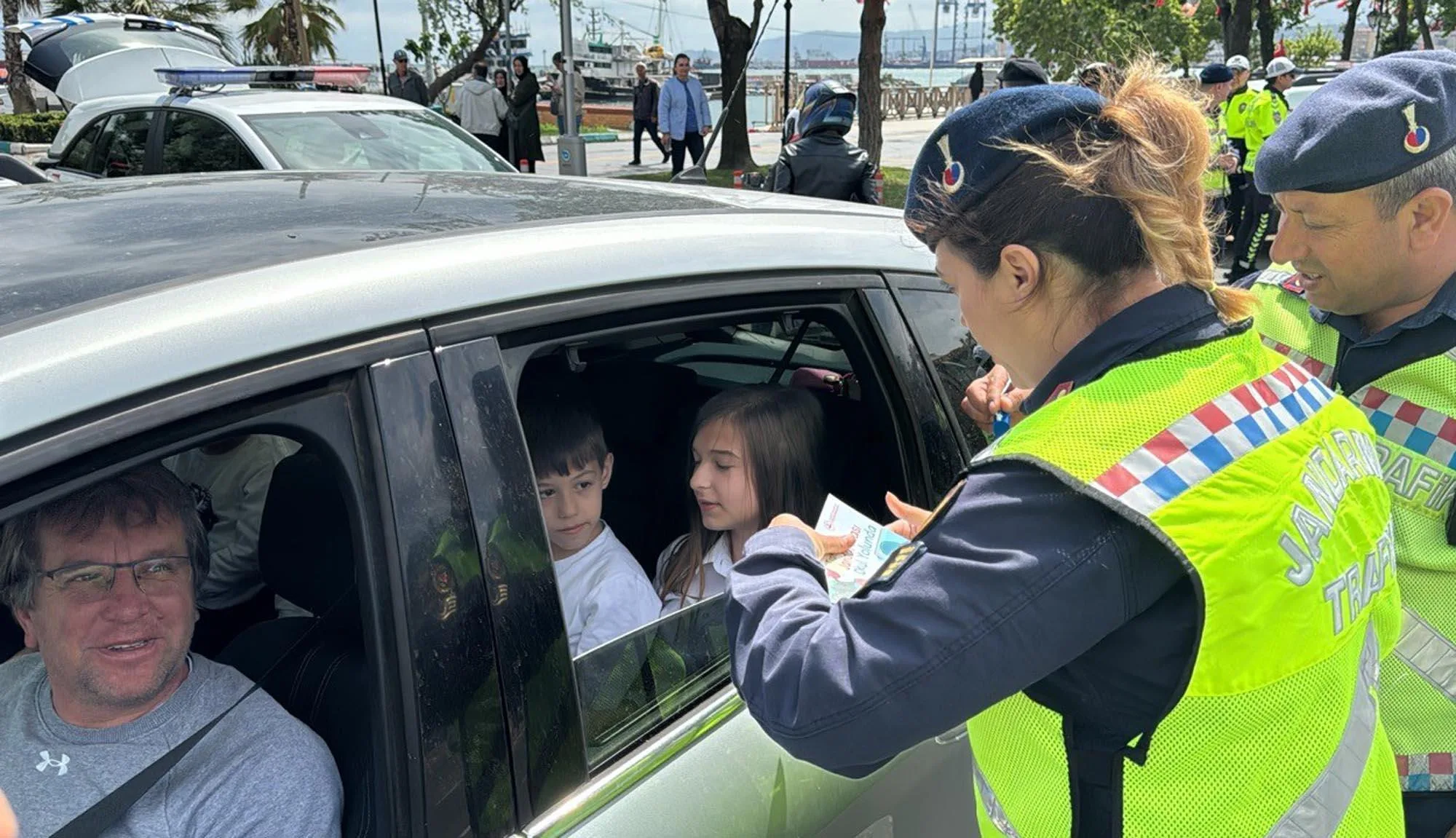 Tekirdağ’da trafik uygulamasında çocuklara kitap hediye edildi Tekirdağ’da trafik uygulamasında çocuklara kitap hediye edildi